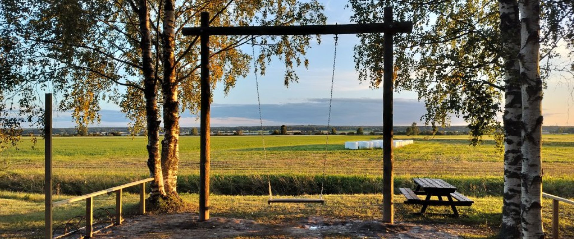 Kiikku kahden puun välissä